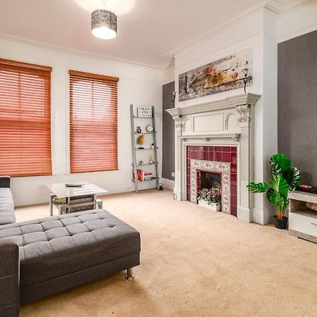 Spacious Contractor House For Large Groups - Private Parking Нортхемптон Экстерьер фото