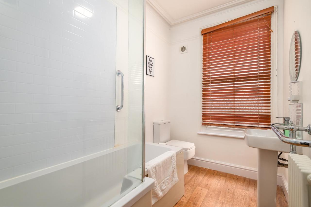 Spacious Contractor House For Large Groups - Private Parking Нортхемптон Экстерьер фото