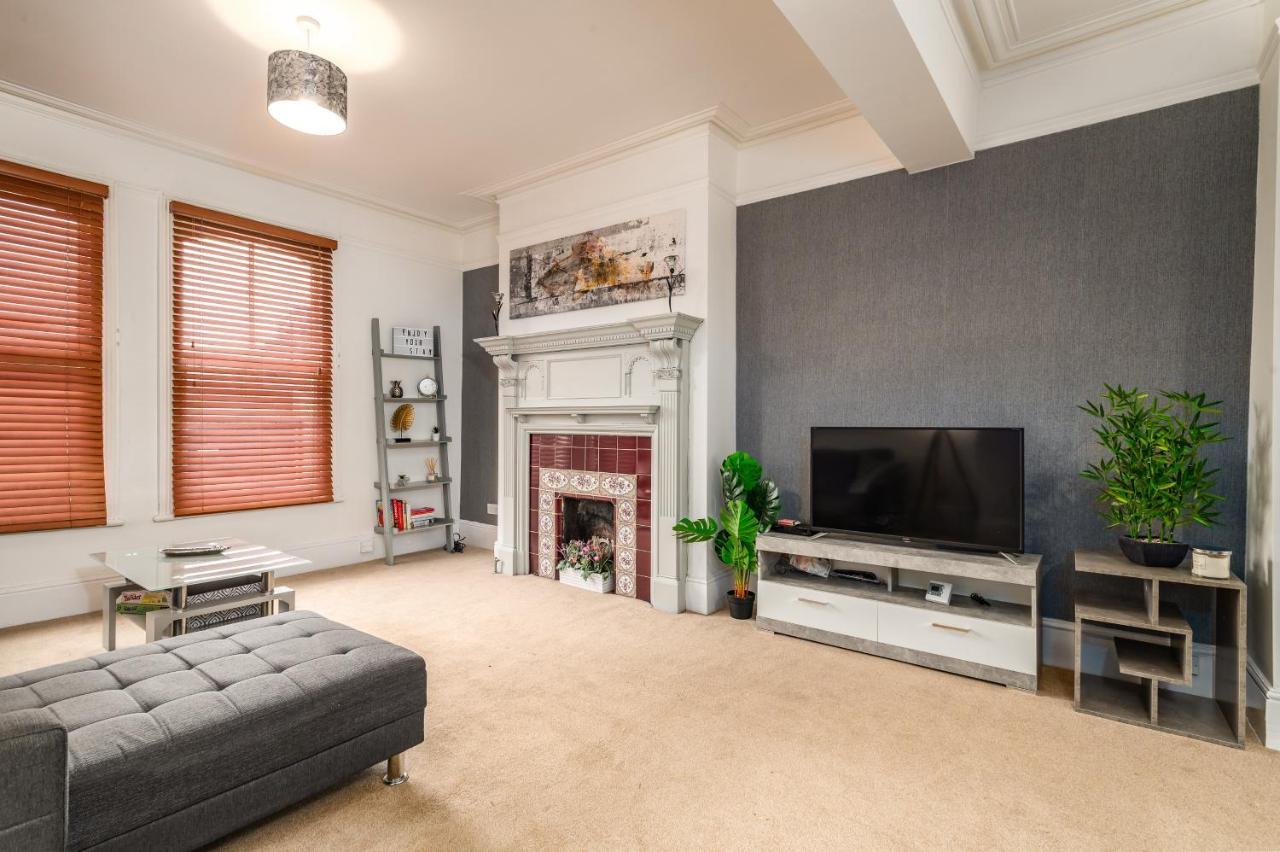 Spacious Contractor House For Large Groups - Private Parking Нортхемптон Экстерьер фото
