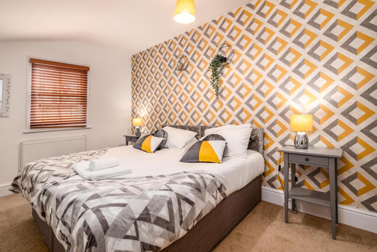 Spacious Contractor House For Large Groups - Private Parking Нортхемптон Экстерьер фото