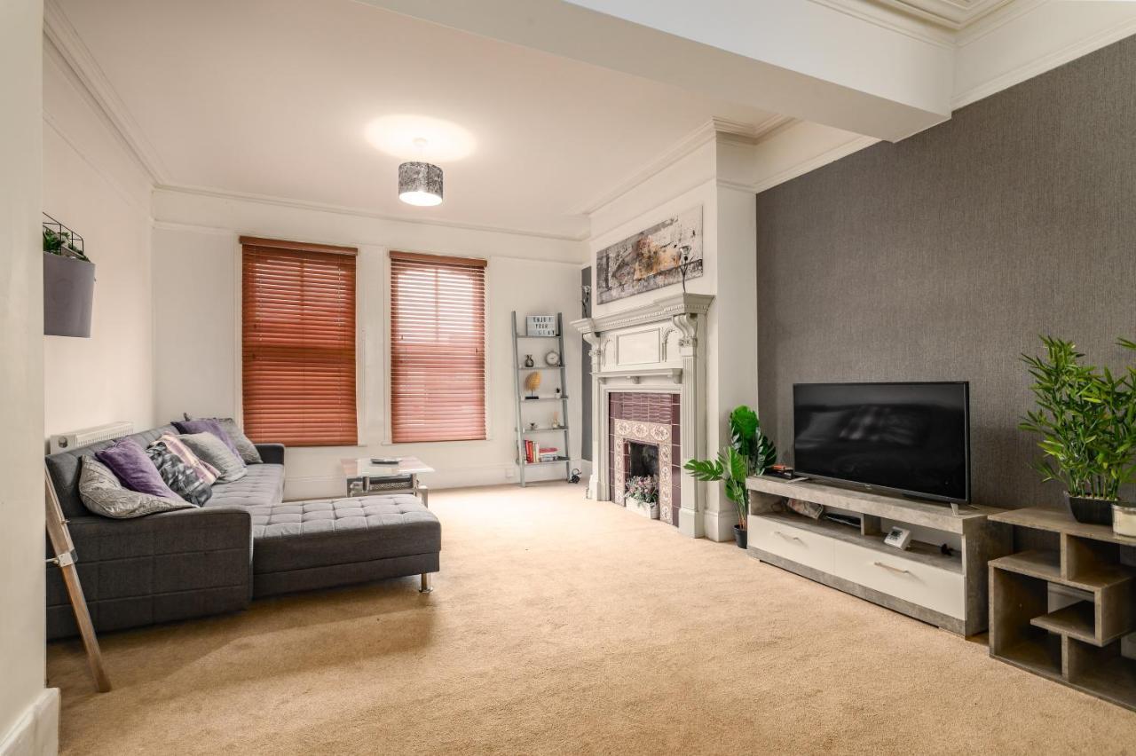 Spacious Contractor House For Large Groups - Private Parking Нортхемптон Экстерьер фото